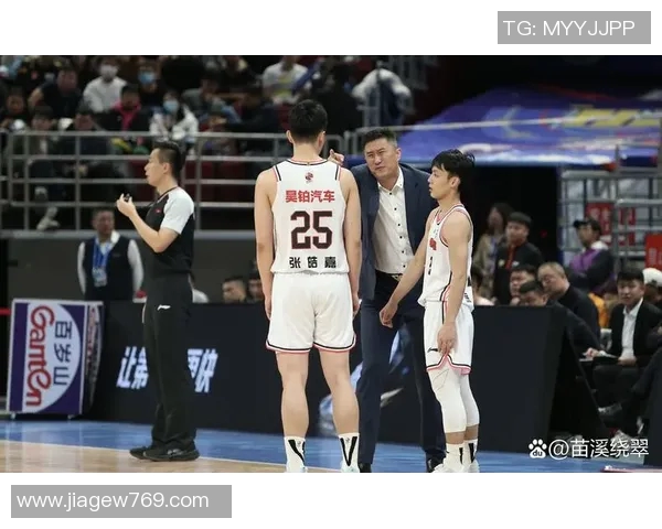 深圳足球队状态引发热议球迷对球队表现分歧明显