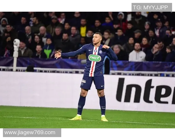 哪个足球明星在海外联赛中崭露头角引发热议与关注