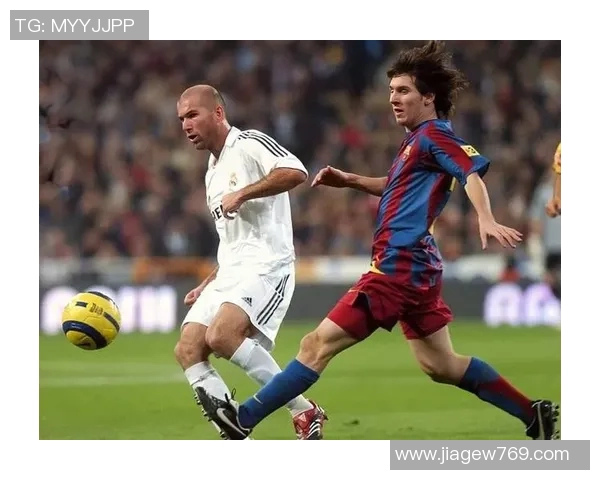 外国足球明星同框合影展现友谊与激情的瞬间回顾